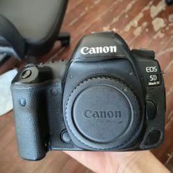Canon EOS 5D Mark IV body only.