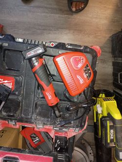Milwaukee M12 Ratchet kit