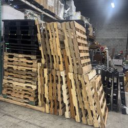 🔥 Warehouse Pallet Lot – Plastic & Wood – Must Go Fast 🔥