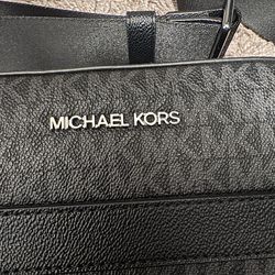 Selling a new Michael Kors bag Men/Women