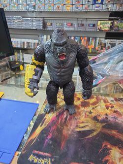 King Kong Gorilla Action Figure w/ Yellow Mechanical Arm Accessory