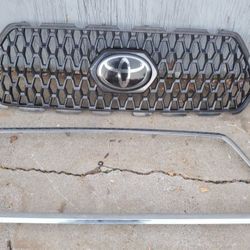 2016 - 2024 TACOMA TRD GRILLE GRILL CENTER
MESH / CHROME TRIM MOLDING GENUINE
USED OEM. Nc1
