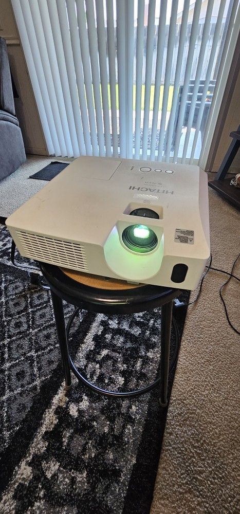 HITACHI HDMI PROJECTOR