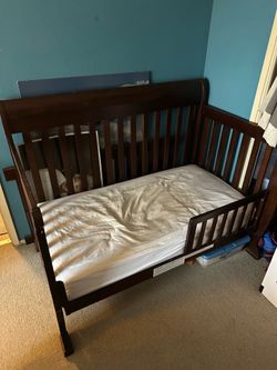 Walnut convertible crib / Toddler bed