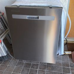 Whirlpool Dishwasher 1 Year Old. Works Great, Clean. 