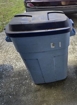 Trash Can With Yard/plant/insect Stuff Inside