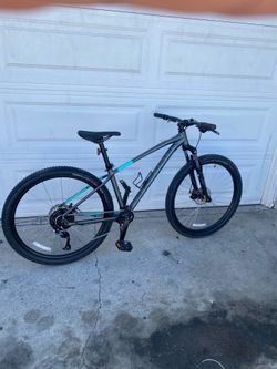 Specialized mountain bike like new 9 speed tires 27.5