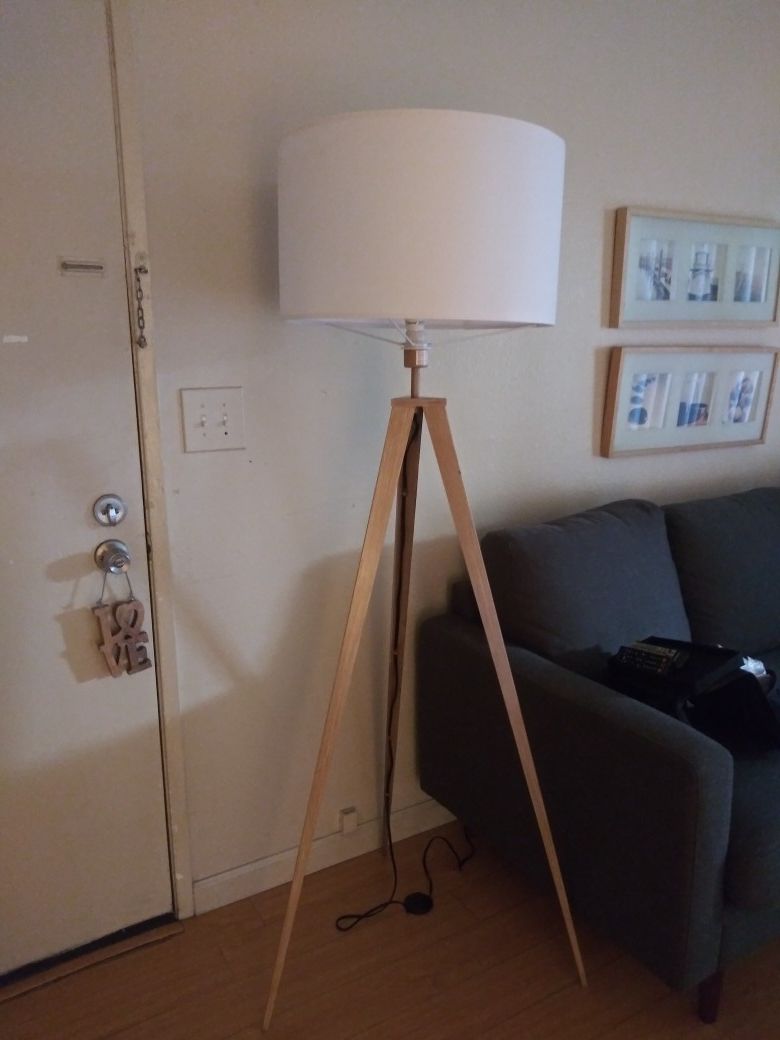 Tripod floor lamp