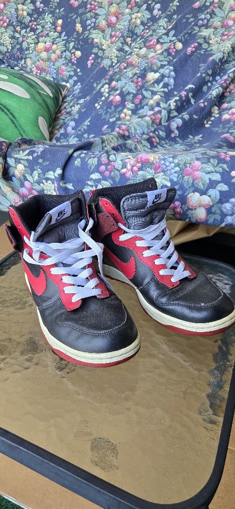 Needs To Go ! Nike Shoes (US 8)