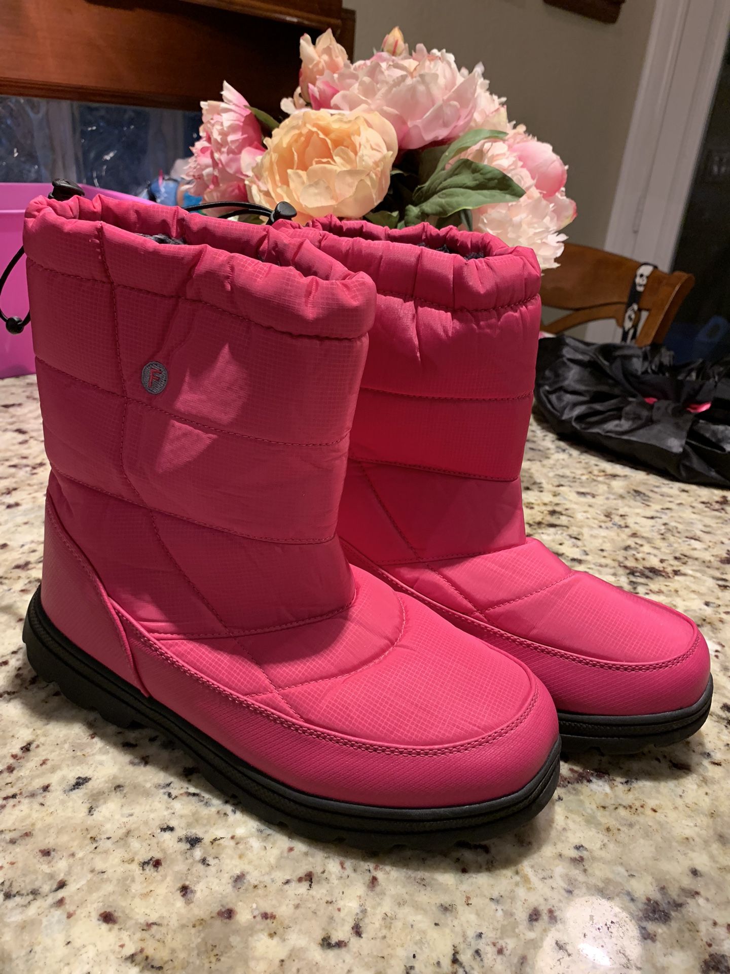 LINED SNOW BOOTS SIZE 8.5