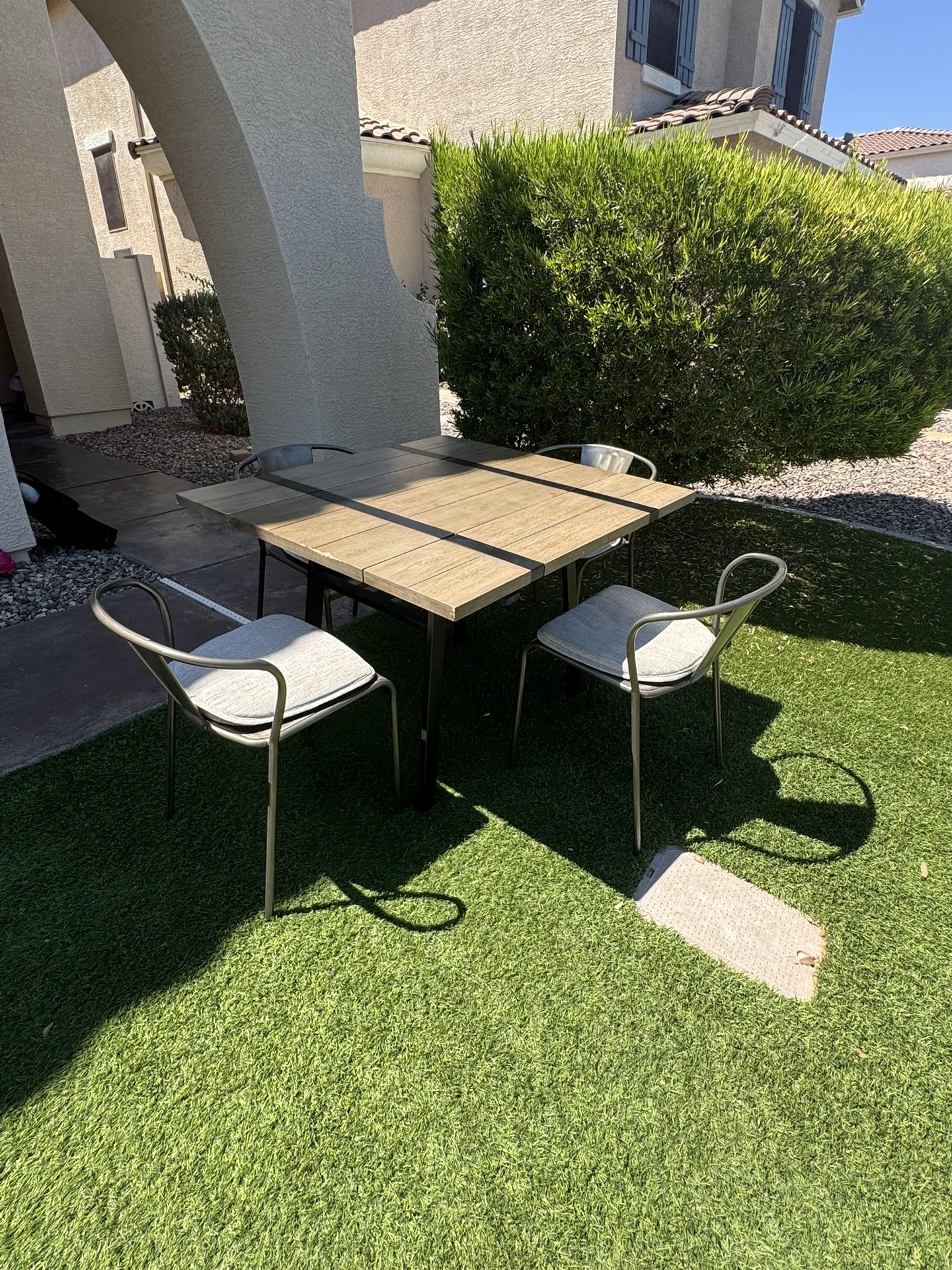 Farm Style Folding Table 4 Metal Chairs 