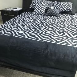 King Size 6 Piece Bedroom Set, Mattress , Mirror 