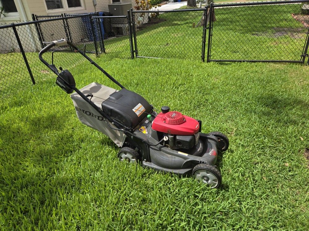 Honda 21 inch self propelled mower $325