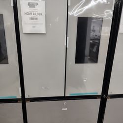 $2999(MSRP$3899) Samsung French Door Refrigerator With Family Hub and Exterior Water Dispenser 