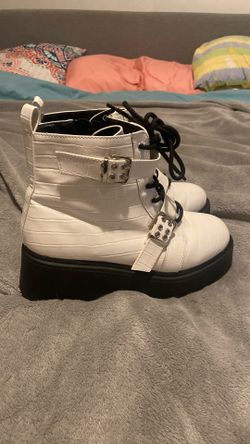 Forever 21 Size 10 White Boots