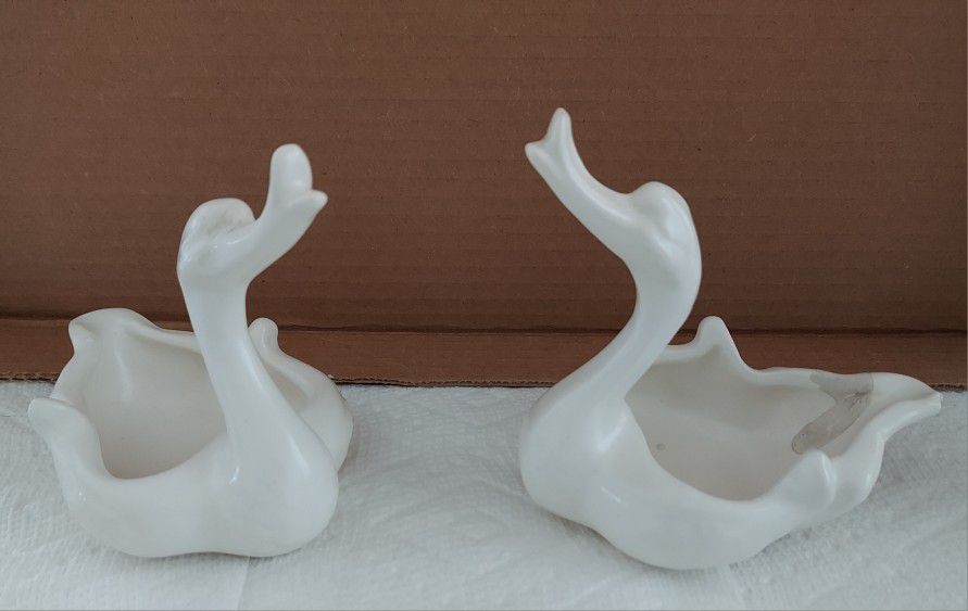 Hull Pottery White Swan Set Of 3