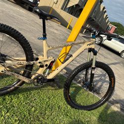 Bike 27.5”MTB Full Carbon, Frame Rock Shox,Fork Rock Shox Lock And Unlock, Hidraulic Disks Brakes,dropes Seat Post,gears 11x1…