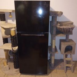 Magic Chef Apartment Size Refrigerator 