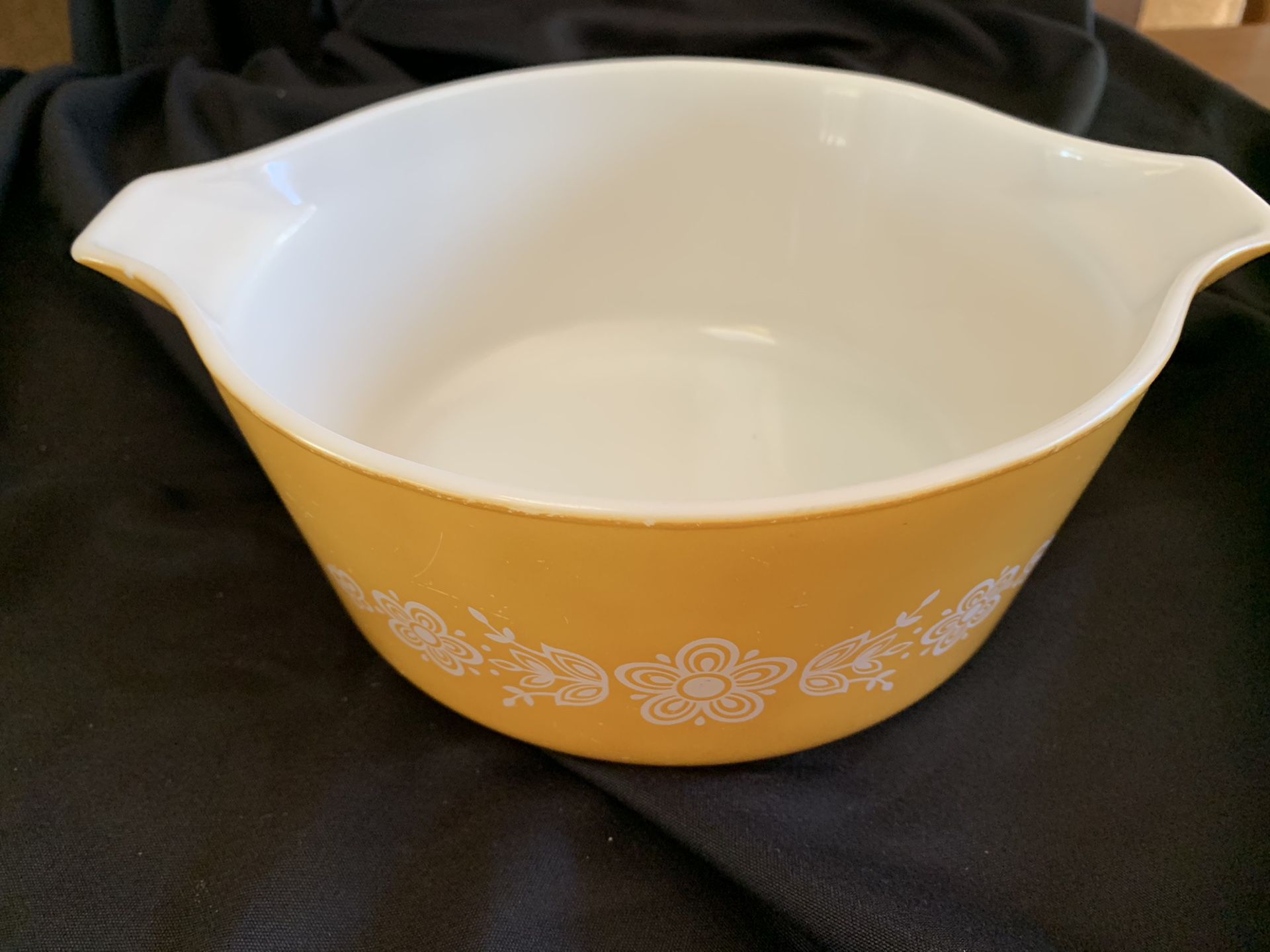 Pyrex 2 ½ qrt Cinderella bowl. Yellow/orange