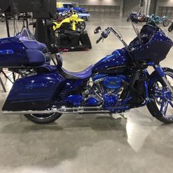 2014 CVO Road glide custom only 123 miles on the bike
