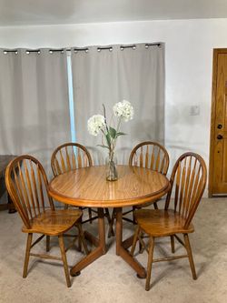Round Kitchen Dining Table & 4 Windsor Chairs