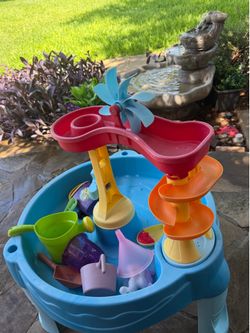 Kids Water Play Table 26”x23”. Comes with extra toys.