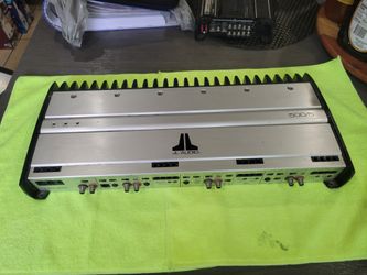 UN AMPLIFIER JL AUDIO 