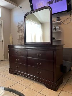 Dresser with mirror, solid wood, nothing wrong