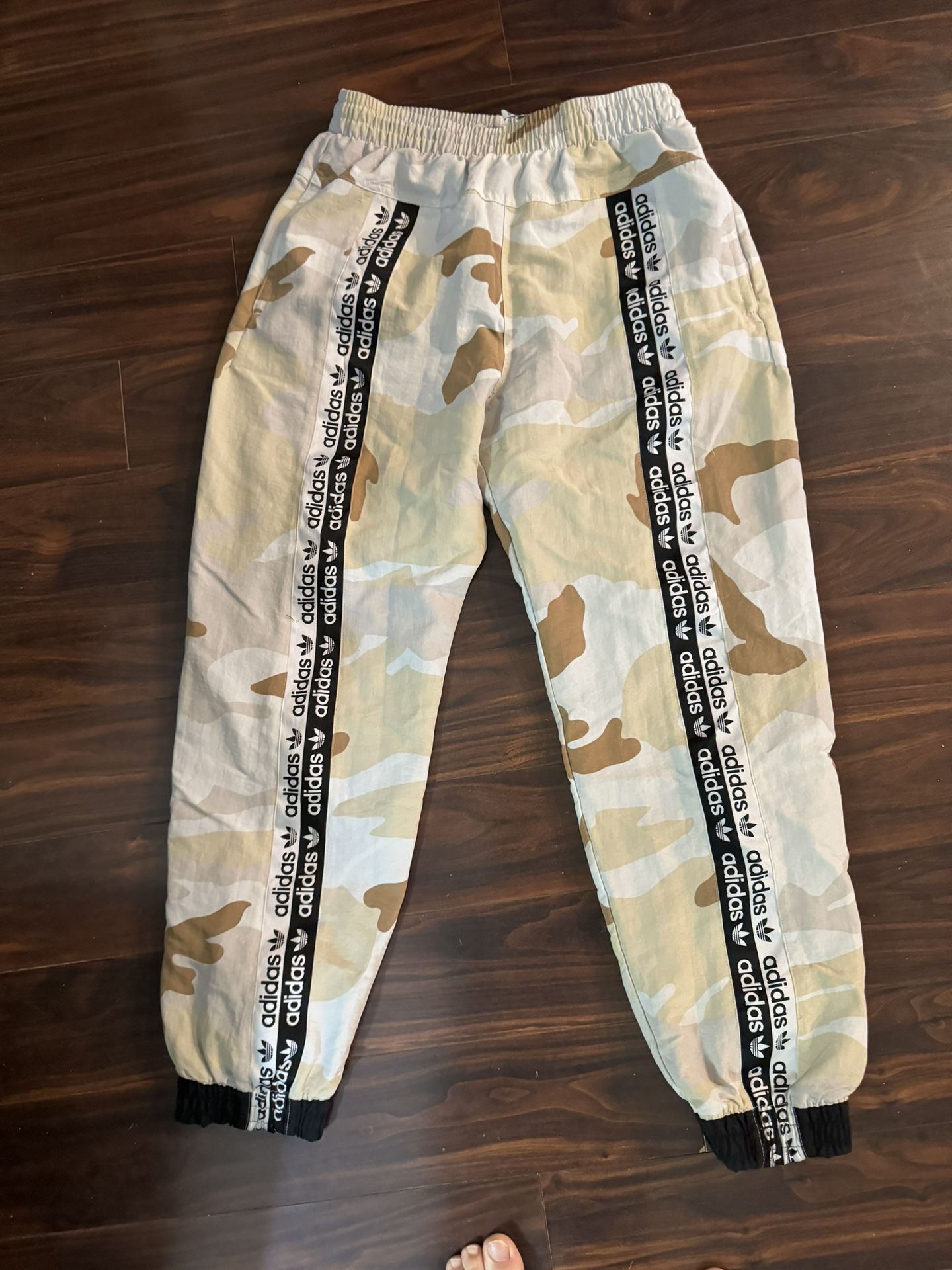 ADIDAS women’s R.Y.V camo lined tapered Track Pants Hip Hop. Size M. Hard To Find