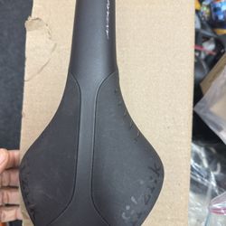 Fizik Antares R1 Carbon Saddle – Regular – Braided Carbon Rails