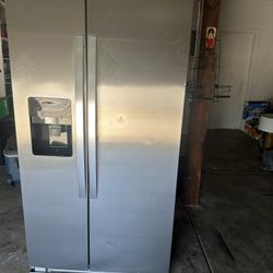 Whirlpool In Door Can Caddy 21.4-cu ft Side-by-Side Refrigerator with Ice Maker ,Water and Ice Dispenser 