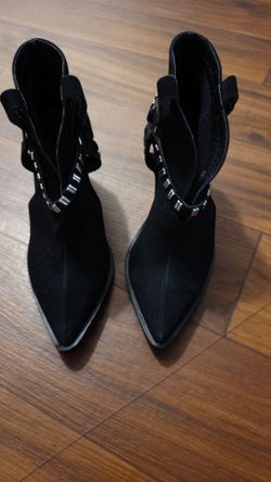 Black heeled boots