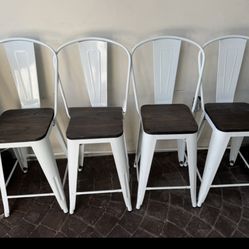 4 Bar Stools counter height - White Like New