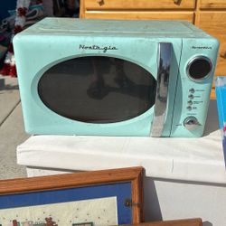 Retro Microwave Oven 