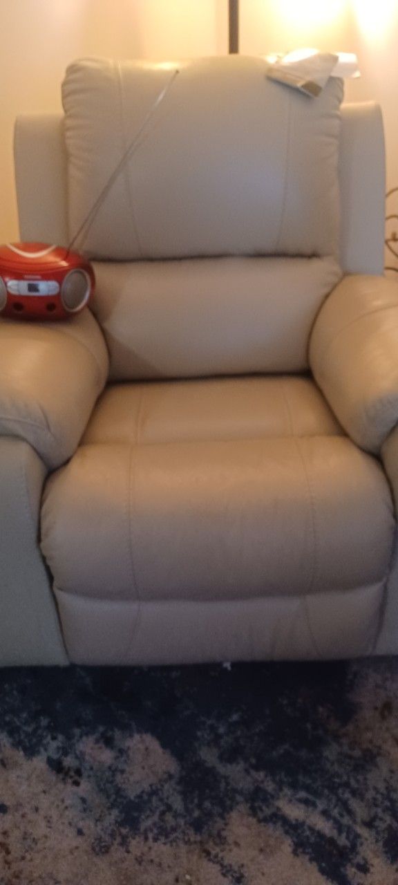 Living Room Set Need Gone Asap Willing To Sell Separate Love Sit 150 Obo The 2 Sit 150 Obo 3 Sit 200 Obo