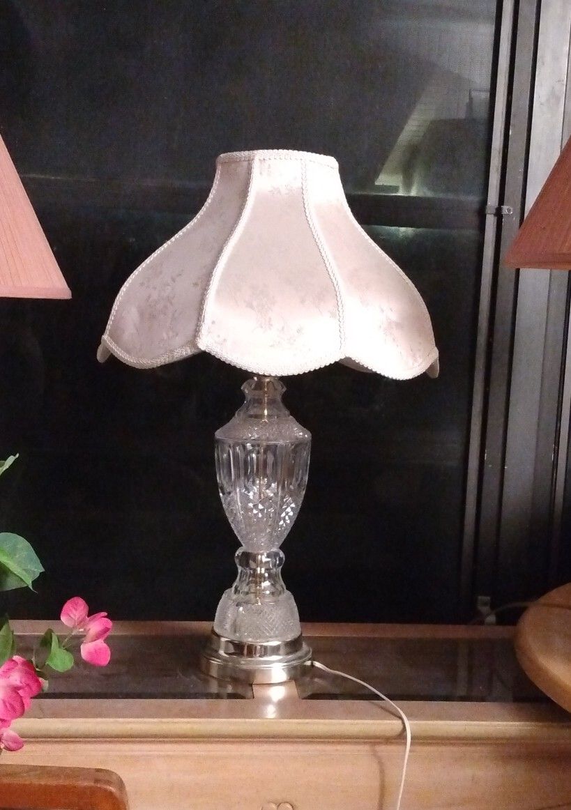 BEAUTIFUL crystal lamp With an expensive silk shade. Elegant style and good condition