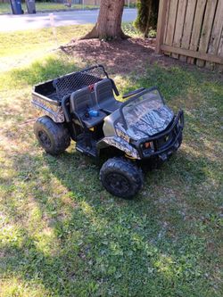 John DEERE battery operated ATV with new battery and charger and it Dumps works great