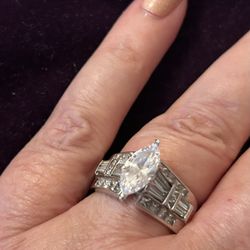 18 K White Gold And Diamond Band With CZ In Center