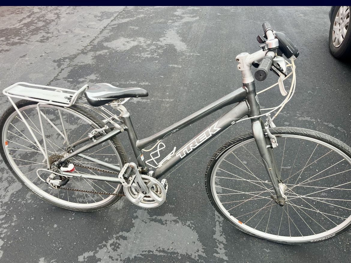 Small Step Through Trek Bike 700cc Wheels Five Foot Tall Riders