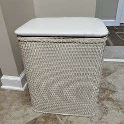 Redmon Vintage Woven Wicker Laundry Hamper