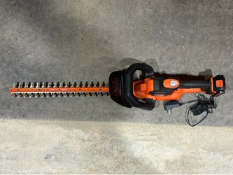 BLACK+DECKER 20V MAX 22in. Cordless Battery Powered Hedge Trimmer Kit