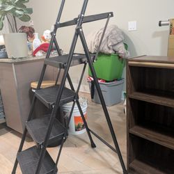 Stepladder Four steps w Paint Tray 