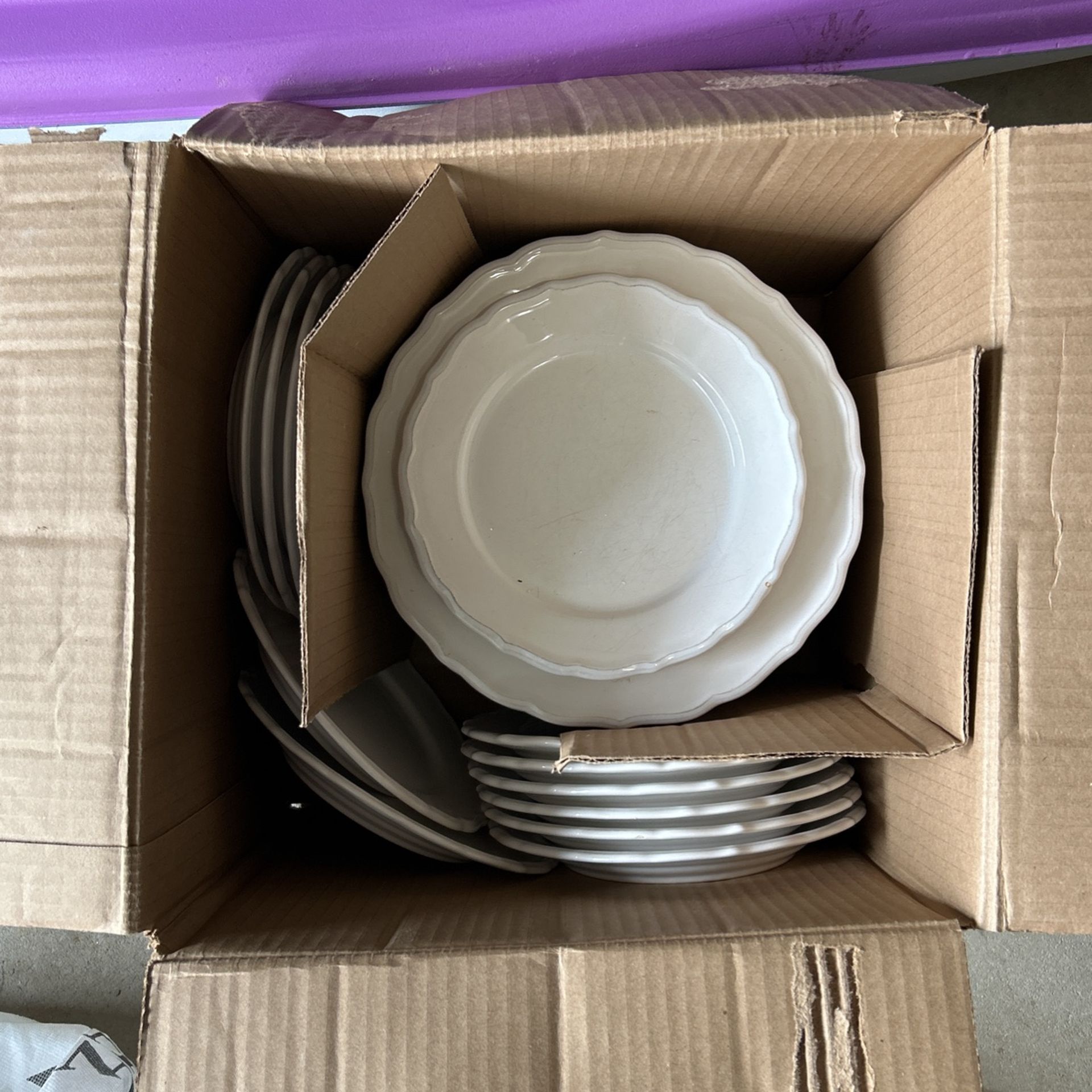 15 White Plates