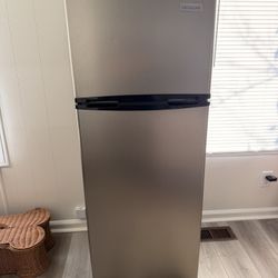 Frigidaire refrigerator with freezer