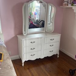 Dresser With Mirror 