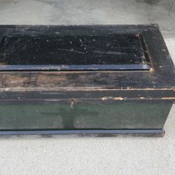 ANTIQUE CARPENTER TOOL CHEST