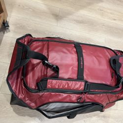 Samsonite 17x30 check in size suitcase duffle bag NEW well made side pockets. Perfect. 