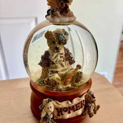 Boyds Bears Baseball Snow Globe First Edition 1998 “Homer on the Plate” Musical Slugger