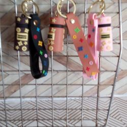 Llaveros y perfumes 3x10,  disponible en Maywood Pala Y Randolph 