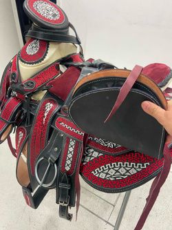 Montura Charra bordadas con cantinas desmontables
